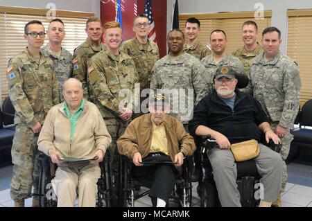 (De gauche à droite) l'Adjudant-chef de la Marine (Ret.) Dale McElfresh, de l'Armée Le Colonel (ret.) Art Levine et Marine Sgt. (Ret.) John Cain posent pour une photo avec les candidats de la classe 63 de la Virginia Army National Guard Officer Candidate School après une présentation en l'honneur des anciens combattants vit et le service militaire à la Norman Samedi Centre d'Anciens Combattants. (U.S. La Garde nationale de l'Armée Photo par le Sgt. Bradley A. Cooney) Banque D'Images