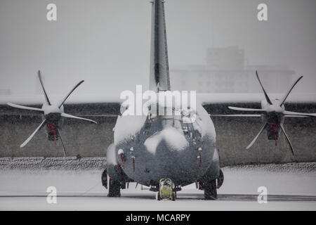 Un C-130J Super Hercules est situé sur l'aire à Yokota Air Base, Japon, le 2 février 2018. La dernière explosion hiver est venu à moins de deux semaines après l'Yokota a été frappé par le plus lourd tombe dans quatre ans quand 12,5 pouces de neige sont tombés sur la base, entre 22 et 23 janvier. (U.S. Air Force photo par Yasuo Osakabe) Banque D'Images