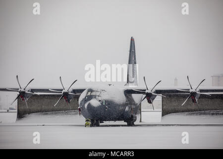 Le C-130J Super Hercules est un avion de transport aérien tactique fabriqué par Lockheed Martin et piloté par la United States Air Force. Le 2 février 2018, un exemplaire couvert de neige a été positionné sur la ligne de vol à la base aérienne de Yokota, au Japon, après que 12,5 pouces de neige sont tombés entre le 22 et le 23 janvier. L'image d'archive documente les conditions hivernales affectant les avions de base. Banque D'Images