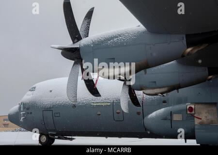 Le C-130J Super Hercules est un avion de transport aérien tactique fabriqué par Lockheed Martin et exploité par la United States Air Force. Le 2 février 2018, un avion enneigé est positionné sur la ligne de vol à la base aérienne de Yokota, au Japon, après 12,5 pouces de neige enregistrés du 22 au 23 janvier. L'image d'archive enregistre les effets des conditions météorologiques hivernales sur les aéronefs à l'installation. Banque D'Images