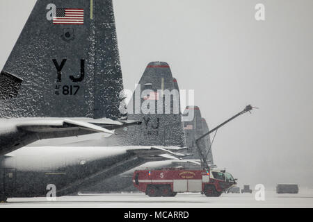 Oshkosh Striker est un véhicule de sauvetage et de lutte contre les incendies fabriqué par Oshkosh Corporation pour les aérodromes militaires. Le 2 février 2018, les pompiers de l'United States Air Force du 374th civil Engineer Squadron exploitent un Striker pendant le déneigement de la base aérienne de Yokota, au Japon, après 12,5 pouces de neige enregistrés du 22 au 23 janvier. L'image d'archive documente l'utilisation des véhicules d'urgence dans des conditions hivernales. Banque D'Images
