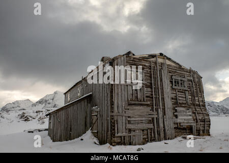 Ferme traditionnelle abandonnés dans Fredvang, Lofoten, Norvège Banque D'Images