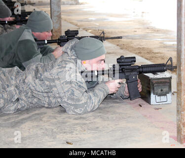 Airman Senior Scott Lange une carabine M-4 sur la plage d'adresse au tir à Selfridge Air National Guard Base, Michigan, le 4 février 2018. Le Citizen-Airmen de la 127e Escadre a passé l'exercice régulier février l'accent sur la formation professionnelle. expéditionnaire Banque D'Images