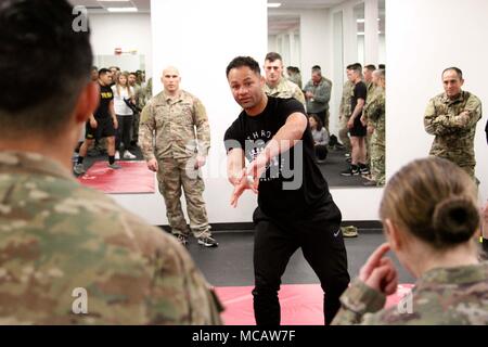 FORT HOOD, Texas- retraité, arts martiaux mixtes professionnels fighter, Josh Koscheck, discute les techniques de combat rapproché avec des soldats de la 3ème Armored Brigade Combat Team, 1re Division de cavalerie ici le 6 février. Koscheck enseigné quelques soldats aux prises de base, de retraits et de soumission se déplace tout en continuant d'enseigner des leçons de vie. Banque D'Images