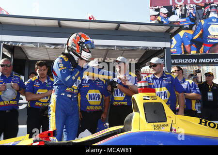 Long Beach, Californie, USA. 14 avr, 2018. 14 avril 2018 - Long Beach, Californie, USA : Alexander Rossi (27) remporte le prix du pôle pour la Toyota Grand Prix de Long Beach à rues de Long Beach de Long Beach, en Californie. Crédit : Justin R. Noe Asp Inc/ASP/ZUMA/Alamy Fil Live News Banque D'Images