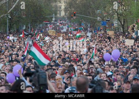 Budapest, Hongrie. 14 avr, 2018. Les personnes participent à une manifestation contre les résultats des élections générales à Budapest, Hongrie, le 14 avril 2018. Une manifestation massive rempli les environs du parlement hongrois le samedi, après le premier ministre hongrois, Viktor Orban's troisième victoire consécutive aux élections générales le 8 avril. Credit : Attila Volgyi/Xinhua/Alamy Live News Banque D'Images