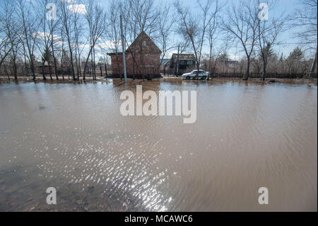 Tambov, Région de Tambov, en Russie. Apr 15, 2018. Réchauffement Sharp a conduit à la fonte de la neige abondante dans la région de Tambov. Le système d'eaux usées dans les villes n'a pas réussi à faire face à de grands volumes d'eau de fonte. Dans la Région de Tambov (Russie) partiellement maisons inondées, les routes et les chalets le long Rasskazovsky l'autoroute, près du parc Luzhniki, sur le territoire de ses cours. Dans l'image - cottages. Credit : Aleksei Sukhorukov/ZUMA/Alamy Fil Live News Banque D'Images