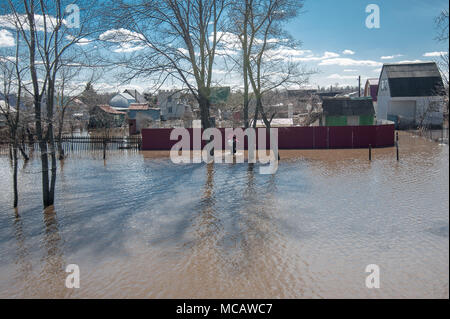 Tambov, Région de Tambov, en Russie. Apr 15, 2018. Réchauffement Sharp a conduit à la fonte de la neige abondante dans la région de Tambov. Le système d'eaux usées dans les villes n'a pas réussi à faire face à de grands volumes d'eau de fonte. Dans la Région de Tambov (Russie) partiellement maisons inondées, les routes et les chalets le long Rasskazovsky l'autoroute, près du parc Luzhniki, sur le territoire de ses cours. Dans l'image - cottages. Credit : Aleksei Sukhorukov/ZUMA/Alamy Fil Live News Banque D'Images