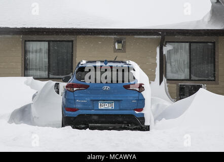 14 avril 2018 - La peinture bleu d'un guest est tard modèle Hyundai Tucson fournit un éclat de couleur dans les congères monster blanc monochromatique qui l'entourent dans le stationnement de l'établissement Super 8 Motel de Valentine, Nebr. pendant un blizzard féroce le 14 avril 2018. Une fin de saison historique blizzard a frappé les plaines du Nord Vendredi et samedi, avec l'accumulation totale de tempête allant de 1-2 pieds et des vents soutenus de 35 à 45 mi/h avec des rafales de plus de 60 mi/h, la fermeture de dizaines de routes dont l'Interstate 80 et menant au Nebraska Gouverneur Pete Ricketts à déclarer l'état d'emerg Banque D'Images