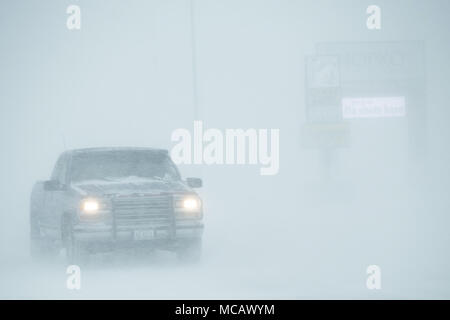 13 avril, 2018 - Une ramasseuse Chevy Silverado lecteurs lentement le long de la route 20 dans des conditions de visibilité zéro comme un blizzard féroce frappé Valentine, Nebr. le Vendredi, Avril 13, 2018. Une fin de saison historique blizzard a frappé les plaines du Nord Vendredi et samedi, avec l'accumulation totale de tempête allant de 1-2 pieds et des vents soutenus de 35 à 45 mi/h avec des rafales de plus de 60 mi/h, la fermeture de dizaines de routes dont l'Interstate 80 et menant au Nebraska Gouverneur Pete Ricketts à déclarer l'état d'urgence. Photographe/créateur/auteur : Mark 'Storm' Farnik .Lieu : Valentine .Etat : Nebraska .Count Banque D'Images