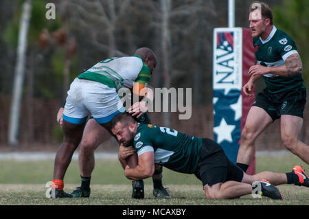 Southern Pines, N.C, USA. 13 avr, 2018. 14 avril 2018 - Southern Pines, NC, USA - Men's rugby action entre les pins du sud gros cônes et Charlotte Rugby Football Club, le 14 avril 2018 à la National Athletic Village de Southern Pines, N.C. Southern Pines défait Charlotte, 54-39, pour terminer à la première place avec un record de 6-1 dans le Carolinas-Georgia Men's D2 à l'Est, se taillant une place dans le championnat 2018 de l'Union Géographique Carolines, 5-6 mai. Credit : Timothy L. Hale/ZUMA/Alamy Fil Live News Banque D'Images