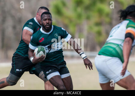 Southern Pines, N.C, USA. 13 avr, 2018. 14 avril 2018 - Southern Pines, NC, USA - Men's rugby action entre les pins du sud gros cônes et Charlotte Rugby Football Club, le 14 avril 2018 à la National Athletic Village de Southern Pines, N.C. Southern Pines défait Charlotte, 54-39, pour terminer à la première place avec un record de 6-1 dans le Carolinas-Georgia Men's D2 à l'Est, se taillant une place dans le championnat 2018 de l'Union Géographique Carolines, 5-6 mai. Credit : Timothy L. Hale/ZUMA/Alamy Fil Live News Banque D'Images