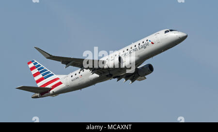 Richmond, Colombie-Britannique, Canada. 17Th Mar, 2018. Un American Eagle Embraer ERJ-175LR (N207UN) Avion de ligne à fuselage étroit, exploité par Compass Airlines, airborne après le décollage. Credit : Bayne Stanley/ZUMA/Alamy Fil Live News Banque D'Images