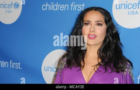 Los Angeles, CA. 14 avr, 2018. Salma Hayek aux arrivées pour 7th Biennial UNICEF Ball : Los Angeles, le Beverly Wilshire Hotel, Los Angeles, CA, 14 avril 2018. Credit : Elizabeth Goodenough/Everett Collection/Alamy Live News Banque D'Images
