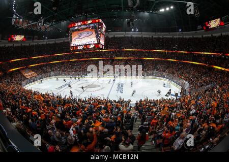 Los Angeles, Californie, USA. 14 avr, 2018. Une vue de Honda Center avant le match 2 d'une partie de hockey de la LNH La première ronde de la série éliminatoire à Anaheim, Californie, le 14 avril 2018. Les Sharks ont remporté 3-2. Ringo : crédit Chiu/ZUMA/Alamy Fil Live News Banque D'Images