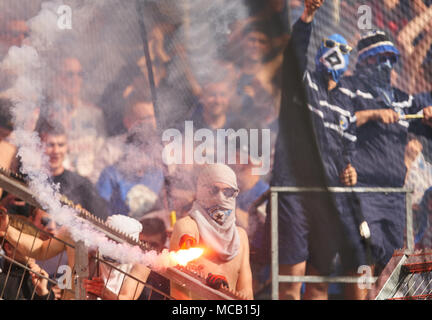 Football Hoffenheim-Hamburg, Hoffenheim, le 14 avril, 2018 fans avec HSV pyrotec, Fireworks TSG 1899 Hoffenheim - Hambourg SV 2-0 1.Division Ligue Allemande de Football, Hoffenheim, le 14 avril 2018, la saison 2017-2018 © Peter Schatz / Alamy Live News Banque D'Images