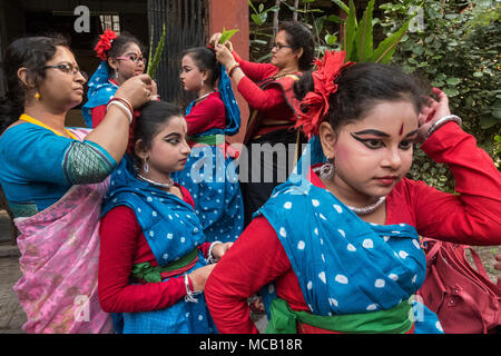 Kolkata, Inde. Apr 15, 2018. Les jeunes artistes se préparent à participer à un rassemblement célébrant la Journée mondiale de l'Art à Kolkata, Inde, le 15 avril 2018. Credit : Tumpa Mondal/Xinhua/Alamy Live News Banque D'Images