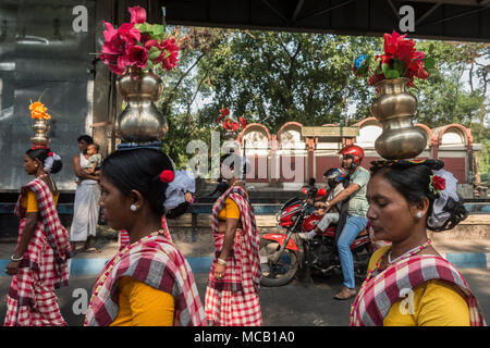 Kolkata, Inde. Apr 15, 2018. Les artistes et amateurs d'art, participer à un rassemblement célébrant la Journée mondiale de l'Art à Kolkata, Inde, le 15 avril 2018. Credit : Tumpa Mondal/Xinhua/Alamy Live News Banque D'Images