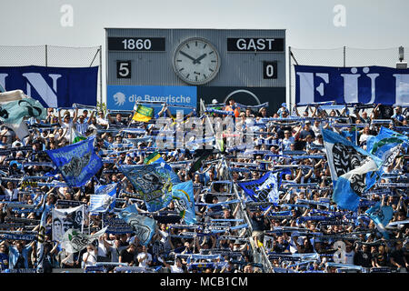 Munich, Allemagne. 14 avr, 2018. 1860 fans, fans de football, l'humeur, Football Bayern : tableau de Regionalliga TSV Munich 1860-VFB Eichstaett 5-0 33.journée, journée33, la saison 2017/18 le 14/04/2018, stade à Gruenwalder Strasse. Utilisation dans le monde entier | Credit : dpa/Alamy Live News Banque D'Images