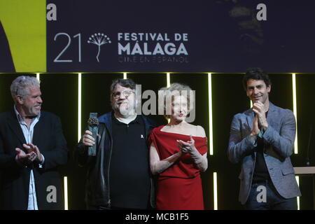 15 avril 2018 - 15 avril 2018 (Malaga, Espagne, Andalousie ) Le directeur mexicain Guillermo del Toro a été remis lors de la 21e édition du festival de Malaga. Cinema en espagnol avec le Malaga-SUR Prix qui a été présenté ce samedi à la Teatro Cervantes par l'actrice Marisa Paredes et l'acteur Ron Perlman Crédit : Lorenzo Carnero/ZUMA/Alamy Fil Live News Banque D'Images