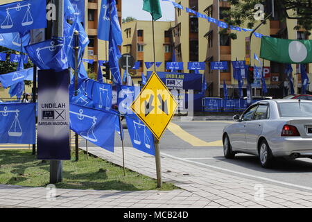 Kuala Lumpur, Malaisie. 15 avril, 2018. Les prochaines élections générales de mai 2018 devrait être un très contesté lutte entre la coalition au parti et l'alliance de l'opposition. Où ira-t-elle ? Drapeaux bleus vu ici appartiennent au parti au pouvoir Barisan Nasional. Credit : Beaconstox/Alamy Live News. Banque D'Images