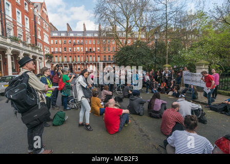 Londres, Royaume-Uni. 14 avril 2018. La tour de Londres les plus riches domaines, dirigé par le réseau de la Justice terrestre pour démontrer la propriété de la terre en Grande Bretagne est l'un des plus inégalitaires au monde, tant dans les zones rurales et dans les villes s'est terminé avec plusieurs discours à Cadogan Square. La tournée a débuté à Westminster, en grande partie détenu par le duc de Westminster, s'arrêtant à des points pertinents sur le Grosvenor Estate, Park Lane, à Hyde Park, Grosvenor Crescent et Belgrave Square pour obtenir de l'information et de discours, se terminant le 93 acres du Cadogan Estate, la plus riche partie de Kensington & Chelsea pour un rassemblement final. Un Banque D'Images