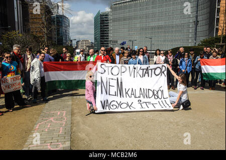 Bruxelles, Bxl, Belgique. Apr 15, 2018. Les citoyens hongrois tenir la manifestation à Bruxelles, Belgique Le 15.04.2018 Les manifestants veulent montrer leur mécontentement avec les résultats de l'élection. Le Fidesz et le premier ministre Viktor OrbÃ¡n ont remporté les élections dimanche dernier. Accusant l'opposition Viktor Orban est de changer le système électoral, qui actuellement favorable à son parti. par Wiktor Dabkowski Wiktor Dabkowski/crédit : ZUMA Wire/Alamy Live News Banque D'Images