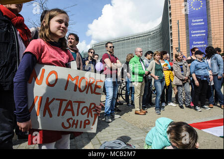 Bruxelles, Bxl, Belgique. Apr 15, 2018. Les citoyens hongrois tenir la manifestation à Bruxelles, Belgique Le 15.04.2018 Les manifestants veulent montrer leur mécontentement avec les résultats de l'élection. Le Fidesz et le premier ministre Viktor OrbÃ¡n ont remporté les élections dimanche dernier. Accusant l'opposition Viktor Orban est de changer le système électoral, qui actuellement favorable à son parti. par Wiktor Dabkowski Wiktor Dabkowski/crédit : ZUMA Wire/Alamy Live News Banque D'Images