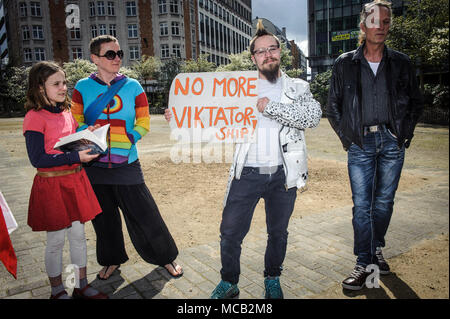 Bruxelles, Bxl, Belgique. Apr 15, 2018. Les citoyens hongrois tenir la manifestation à Bruxelles, Belgique Le 15.04.2018 Les manifestants veulent montrer leur mécontentement avec les résultats de l'élection. Le Fidesz et le premier ministre Viktor OrbÃ¡n ont remporté les élections dimanche dernier. Accusant l'opposition Viktor Orban est de changer le système électoral, qui actuellement favorable à son parti. par Wiktor Dabkowski Wiktor Dabkowski/crédit : ZUMA Wire/Alamy Live News Banque D'Images