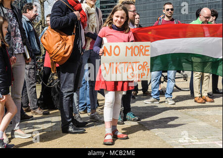 Bruxelles, Bxl, Belgique. Apr 15, 2018. Les citoyens hongrois tenir la manifestation à Bruxelles, Belgique Le 15.04.2018 Les manifestants veulent montrer leur mécontentement avec les résultats de l'élection. Le Fidesz et le premier ministre Viktor OrbÃ¡n ont remporté les élections dimanche dernier. Accusant l'opposition Viktor Orban est de changer le système électoral, qui actuellement favorable à son parti. par Wiktor Dabkowski Wiktor Dabkowski/crédit : ZUMA Wire/Alamy Live News Banque D'Images