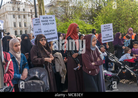 Londres, Royaume-Uni. 14 avril 2018. Hizb Ut-Tahrir protester contre la Grande-Bretagne en face de l'ambassade de Turquie contre la complicité de la Turquie à la Syrie retour à Assad conformément aux intérêts coloniaux. Leurs critiques de la Turquie remonte à 1922 l'abolition de l'Etat ottoman et la reconnaissance de l'occupation sioniste de la Palestine en 1949, et accusent le président turc Erdogan de renforcer les liens économiques et militaires avec Israël. Crédit : Peter Marshall/Alamy Live News Banque D'Images