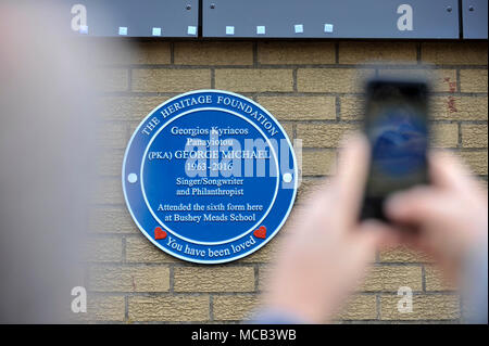 Bushey, UK. 15 avril 2018. Un ventilateur photographies une blue plaque commémorant la vie du chanteur George Michael qui a été dévoilé à Bushey Meads school à Bushey, nord-ouest de Londres. George Michael était étudiant à l'école pendant deux ans avant de trouver le succès avec Andrew Ridgeley au sein du groupe Wham ! Avant de passer à une carrière en solo. La plaque bleue a été rendue possible par la reconnaissance de George Michael La société et de l'Heritage Foundation. Crédit : Stephen Chung / Alamy Live News Banque D'Images