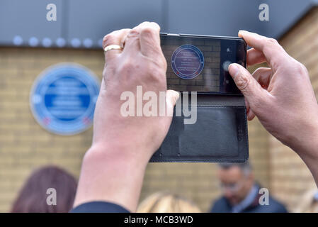 Bushey, UK. 15 avril 2018. Un fans photographies une blue plaque commémorant la vie du chanteur George Michael qui a été dévoilé à Bushey Meads school à Bushey, nord-ouest de Londres. George Michael était étudiant à l'école pendant deux ans avant de trouver le succès avec Andrew Ridgeley au sein du groupe Wham ! Avant de passer à une carrière en solo. La plaque bleue a été rendue possible par la reconnaissance de George Michael La société et de l'Heritage Foundation. Crédit : Stephen Chung / Alamy Live News Banque D'Images