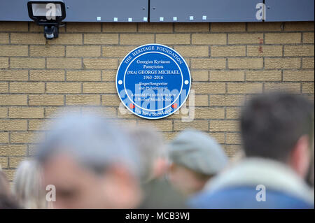 Bushey, UK. 15 avril 2018. Fans afficher une blue plaque commémorant la vie du chanteur George Michael qui a été dévoilé à Bushey Meads school à Bushey, nord-ouest de Londres. George Michael était étudiant à l'école pendant deux ans avant de trouver le succès avec Andrew Ridgeley au sein du groupe Wham ! Avant de passer à une carrière en solo. La plaque bleue a été rendue possible par la reconnaissance de George Michael La société et de l'Heritage Foundation. Crédit : Stephen Chung / Alamy Live News Banque D'Images