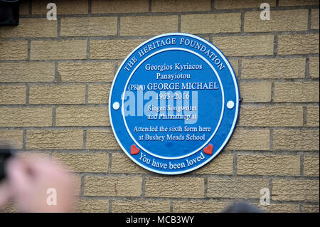 Bushey, UK. 15 avril 2018. Une blue plaque commémorant la vie du chanteur George Michael est dévoilé à Bushey Meads school à Bushey, nord-ouest de Londres. George Michael était étudiant à l'école pendant deux ans avant de trouver le succès avec Andrew Ridgeley au sein du groupe Wham ! Avant de passer à une carrière en solo. La plaque bleue a été rendue possible par la reconnaissance de George Michael La société et de l'Heritage Foundation. Crédit : Stephen Chung / Alamy Live News Banque D'Images