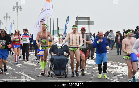 Brighton UK 15 avril 2018 - Des milliers de coureurs participent à la Brighton Marathon aujourd'hui comme la saison de marathon en cours au Royaume-Uni Crédit : Simon Dack/Alamy Live News Banque D'Images