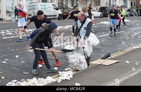 Brighton UK 15 avril 2018 - Les tasses de papier ont été utilisées cette année au postes d'eau comme des milliers de coureurs participent à la Brighton Marathon aujourd'hui comme la saison de marathon en cours au Royaume-Uni Crédit : Simon Dack/Alamy Live News Banque D'Images