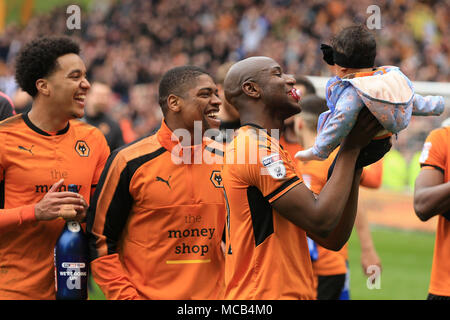 Wolverhampton, Royaume-Uni. 15 avril, 2018. Benik Afobe de Wolverhampton Wanderers célèbre après confirmation de promotion retour à la Premier League. Match de championnat Skybet EFL, Wolverhampton Wanderers v Birmingham City à Molineux Stadium à Wolverhampton le dimanche 15 avril 2018. Cette image ne peut être utilisé qu'à des fins rédactionnelles. Usage éditorial uniquement, licence requise pour un usage commercial. Aucune utilisation de pari, de jeux ou d'un seul club/ligue/dvd publications. Photos par Paul Roberts/Andrew Orchard la photographie de sport/Alamy live news Banque D'Images