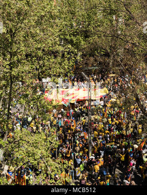 Barcelone, Espagne. 15 avril, 2018. Les citoyens de Barcelone sont vu marchant le long de la collecte et au cours d'une manifestation parallèle organisée par la plate-forme Catalan Espai Democràcia je Convivencia sous le slogan "pour les droits et la liberté, pour la démocratie et la cohésion sociale, nous voulons que vous à la maison" à Barcelone, le nord-est de l'Espagne, 15 avril 2018. La protestation a eu lieu six mois après l'emprisonnement de candidat présidentiel catalan Jordi Sanchez et pro-indépendance culturelle Président de l'Omnium de l'organisation, Jordi Cuixart. Crédit : Paul Gareth Sands/Alamy Live News Banque D'Images