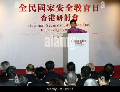 Hong Kong, Chine. Apr 15, 2018. Chef de l'exécutif de la Région administrative spéciale de Hong Kong (RASHK) Lam Cheng Yuet-ngor traite d'un symposium à Hong Kong, Chine du sud, le 15 avril 2018. La Région administrative spéciale de Chine a marqué le dimanche le troisième jour de l'éducation à la sécurité nationale par un symposium qui a discuté de la RASHK a la responsabilité constitutionnelle de la sécurité nationale. Crédit : Li Peng/Xinhua/Alamy Live News Banque D'Images