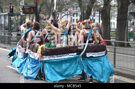 Brighton UK 15 avril 2018 - Des milliers de coureurs participent à la Brighton Marathon aujourd'hui comme la saison de marathon en cours au Royaume-Uni Banque D'Images