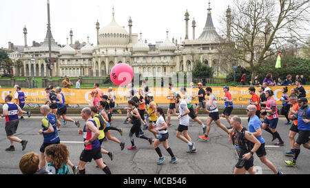 Brighton UK 15 avril 2018 - Des milliers de coureurs participent à la Brighton Marathon aujourd'hui comme la saison de marathon en cours au Royaume-Uni photographie prise par Simon Dack Banque D'Images