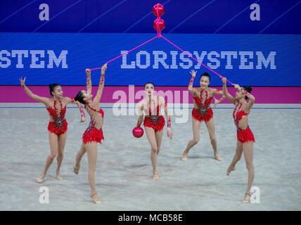 Pesaro, Italie. 14 avr, 2018. Groupe China Team (CHN), schéma de la Coupe du Monde de Gymnastique Rythmique Pesaro 2018 Concours Général Groupe 3 cordes et 2 boules à Arena Adriatique à Pesaro, Italie, le 14 avril 2018. Credit : Enrico Calderoni/AFLO SPORT/Alamy Live News Banque D'Images