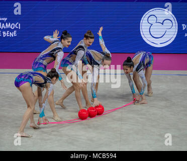 Pesaro, Italie. 14 avr, 2018. Groupe de l'équipe de l'Italie (ITA), schéma de la Coupe du Monde de Gymnastique Rythmique Pesaro 2018 Concours Général Groupe 3 cordes et 2 boules à Arena Adriatique à Pesaro, Italie, le 14 avril 2018. Credit : Enrico Calderoni/AFLO SPORT/Alamy Live News Banque D'Images