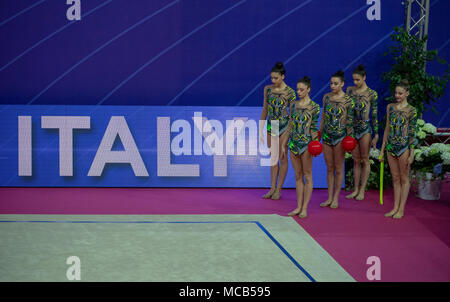 Pesaro, Italie. 14 avr, 2018. Groupe de l'équipe de l'Italie (ITA), schéma de la Coupe du Monde de Gymnastique Rythmique Pesaro 2018 Concours Général Groupe 3 cordes et 2 boules à Arena Adriatique à Pesaro, Italie, le 14 avril 2018. Credit : Enrico Calderoni/AFLO SPORT/Alamy Live News Banque D'Images