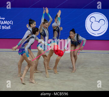 Pesaro, Italie. 14 avr, 2018. Groupe de l'équipe de l'Italie (ITA), schéma de la Coupe du Monde de Gymnastique Rythmique Pesaro 2018 Concours Général Groupe 3 cordes et 2 boules à Arena Adriatique à Pesaro, Italie, le 14 avril 2018. Credit : Enrico Calderoni/AFLO SPORT/Alamy Live News Banque D'Images