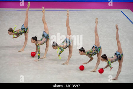 Pesaro, Italie. 14 avr, 2018. Groupe de l'équipe de l'Italie (ITA), schéma de la Coupe du Monde de Gymnastique Rythmique Pesaro 2018 Concours Général Groupe 3 cordes et 2 boules à Arena Adriatique à Pesaro, Italie, le 14 avril 2018. Credit : Enrico Calderoni/AFLO SPORT/Alamy Live News Banque D'Images