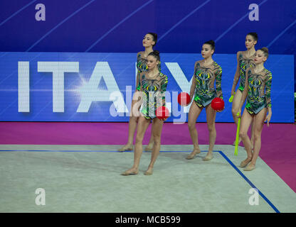 Pesaro, Italie. 14 avr, 2018. Groupe de l'équipe de l'Italie (ITA), schéma de la Coupe du Monde de Gymnastique Rythmique Pesaro 2018 Concours Général Groupe 3 cordes et 2 boules à Arena Adriatique à Pesaro, Italie, le 14 avril 2018. Credit : Enrico Calderoni/AFLO SPORT/Alamy Live News Banque D'Images