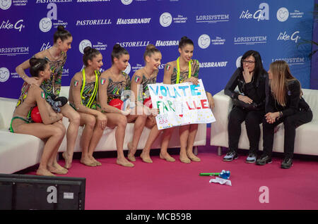 Pesaro, Italie. 14 avr, 2018. Groupe de l'équipe de l'Italie (ITA), schéma de la Coupe du Monde de Gymnastique Rythmique Pesaro 2018 Concours Général Groupe 3 cordes et 2 boules à Arena Adriatique à Pesaro, Italie, le 14 avril 2018. Credit : Enrico Calderoni/AFLO SPORT/Alamy Live News Banque D'Images