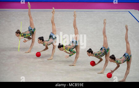 Pesaro, Italie. 14 avr, 2018. Groupe de l'équipe de l'Italie (ITA), schéma de la Coupe du Monde de Gymnastique Rythmique Pesaro 2018 Concours Général Groupe 3 cordes et 2 boules à Arena Adriatique à Pesaro, Italie, le 14 avril 2018. Credit : Enrico Calderoni/AFLO SPORT/Alamy Live News Banque D'Images